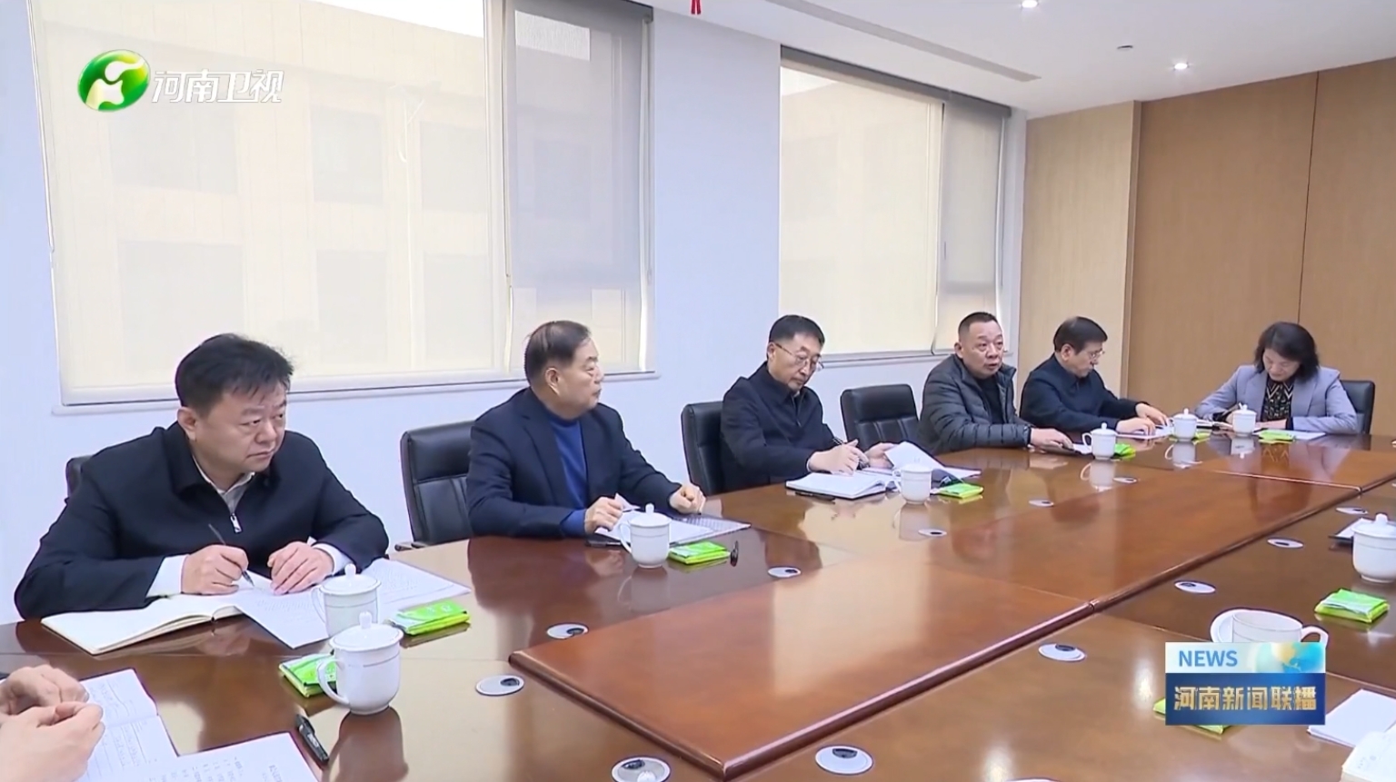 河南卫视新闻联播报道万搏一站式服务官网集团党委书记、创始人楚金甫参加省委书记刘宁在许昌召开的民营企业座谈会